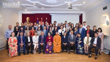 Phó Chủ tịch Quốc hội Nguyễn Thị Thanh chụp ảnh lưu niệm với các cơ quan đại diện Việt Nam và các thế hệ kiều bào tại Pháp. 