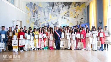 Ông Fabrice Loher, Thị trưởng thành phố Lorient, chúc mừng các thành viên dự án Toucher Arts đã tổ chức thành công Festival Vietnam tại Lorient.