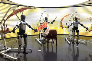 Các robot hình người trong vai những nhạc công điêu luyện biểu diễn trống và vũ đạo. (Ảnh: HỮU HƯNG)