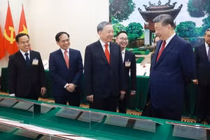 Tổng Bí thư Tô Lâm và Tổng Bí thư, Chủ tịch Trung Quốc Tập Cận Bình chứng kiến trưng bày các văn kiện hợp tác giữa hai nước trong khuôn khổ chuyến thăm Việt Nam của đồng chí Tập Cận Bình tháng 4/2025. (Ảnh: TTXVN)