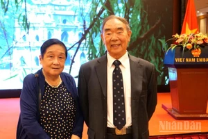 Giáo sư Cốc Nguyên Dương (bên phải) và phu nhân tại lễ kỷ niệm 77 năm Quốc khánh Việt Nam tại Bắc Kinh, Trung Quốc. 