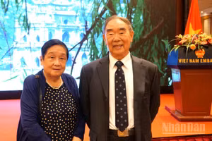 Giáo sư Cốc Nguyên Dương (bên phải) và phu nhân tại lễ kỷ niệm 77 năm Quốc khánh Việt Nam tại Bắc Kinh, Trung Quốc. 