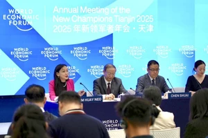 Họp báo về Hội nghị các nhà tiên phong của WEF. (Ảnh: Tân Hoa Xã)