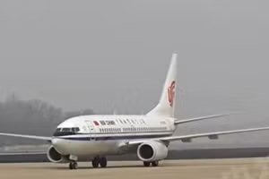 Chuyến bay CA121 của hãng hàng không Air China (Trung Quốc) hạ cánh xuống sân bay quốc tế Sunan ở thủ đô Bình Nhưỡng, Triều Tiên. (Ảnh từ clip của CCTV).