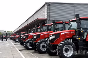 Những chiếc máy kéo mang thương hiệu Đông Phương Hồng, được coi là biểu tượng của ngành máy móc nông nghiệp Trung Quốc.