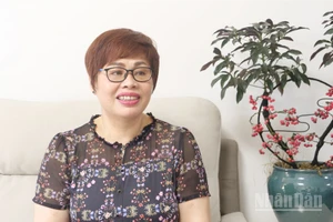 Giáo sư Phan Kim Nga trả lời phỏng vấn của phóng viên Báo Nhân Dân thường trú tại Trung Quốc.