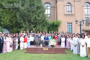 Đồng chí Nguyễn Duy Phóng cùng các cán bộ, đảng viên, đại diện cộng đồng và lưu học sinh chụp ảnh lưu niệm bên tượng Bác Hồ trong khuôn viên Đại sứ quán.