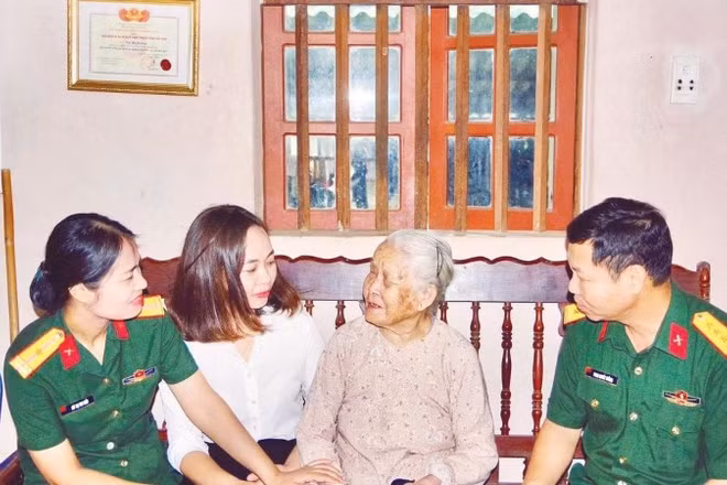 Bộ Chỉ huy quân sự tỉnh Thái Nguyên thăm, tặng quà gia đình chính sách trên địa bàn (Ảnh DUY ĐỨC)
