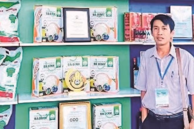 Anh Nông Văn Thạch - Giám đốc Hợp tác xã Nông nghiệp Ba Đình, xã Vĩnh Lộc, tỉnh Cà Mau tại Hội chợ nông nghiệp địa phương, giới thiệu sản phẩm đạt chuẩn OCOP.