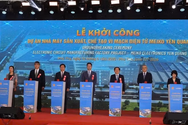 Các đại biểu bấm nút khởi công nhà máy sản xuất vi mạch điện tử tại Khu công nghiệp Yên Quang, tỉnh Phú Thọ. 