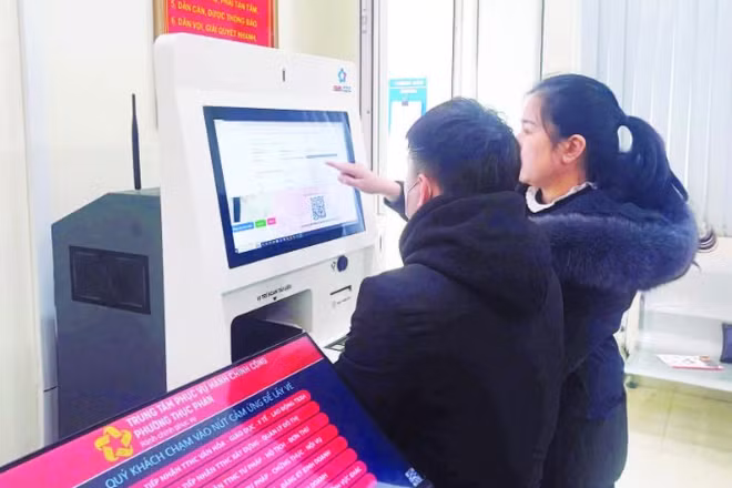 Trung tâm phục vụ hành chính công phường Thục Phán ứng dụng robot AI hỗ trợ người dân tra cứu, làm thủ tục hành chính.