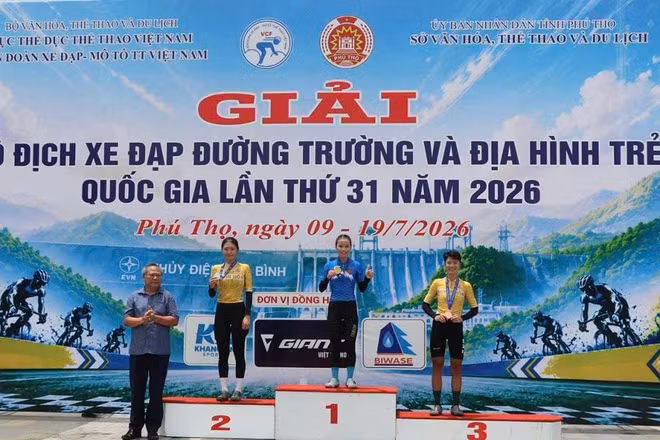 Ban Tổ chức trao giải cho các vận động viên xuất sắc tại nội dung băng đồng.