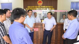 Bí thư Tỉnh ủy Hòa Bình Nguyễn Phi Long (giữa) cùng đoàn công tác kiểm tra tại phường Kỳ Sơn.