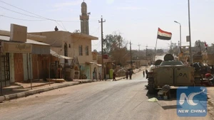 Một phương tiện quân sự gần thành phố Rawa, gần khu vực biên giới Iraq và Syria. (Ảnh: Xinhua)