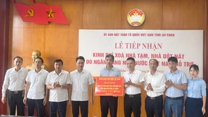 Đại diện lãnh đạo Ngân hàng Nhà nước Chi nhánh Khu vực 3 trao hỗ trợ cho tỉnh Lai Châu.