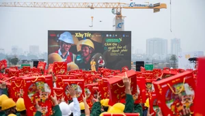 Xây Tết tổ chức trên toàn quốc nhằm tri ân các đóng góp thầm lặng của hơn 33.000 lao động. (Ảnh: Việt Hà)