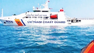 Tàu Cảnh sát biển 8005 tuần tra hỗ trợ ngư dân gặp nạn trên biển.