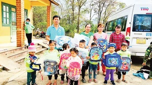 Anh Ngô Văn Thọ vận chuyển đưa cặp sách mới đến tặng học sinh vùng cao.