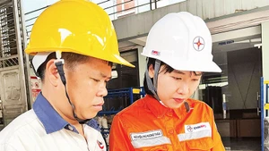Cán bộ Công ty Điện lực Phú Thọ tư vấn, hướng dẫn khách hàng sử dụng điện an toàn, tiết kiệm.