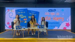 Tác giả Nguyễn Thị Thu Hiền và bé Lê Bảo Hân tại buổi trò chuyện về cuốn sách.