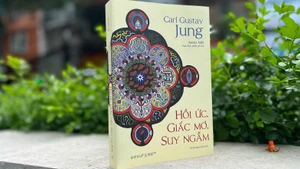 Cuốn “Hồi ức, Giấc mơ, Suy ngẫm” của nhà tâm lý học Carl Gustav Jung. (Ảnh: Omega Plus Books)