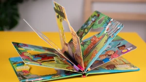 Bộ sách xuyên thấu “Xuyên thấu - Vũ trụ & Sở thú”. (Ảnh: Đinh Tị Books)