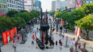 Triển lãm của Lê Hữu Hiếu thu hút đông người xem trong dịp kỷ niệm 30/4. (Ảnh: NVCC)