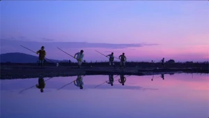 Các nghệ sĩ trải nghiệm đời sống người nông dân trong chương trình "Gia đình Haha – Những ngày trời bao la". (Ảnh: YeaH1)