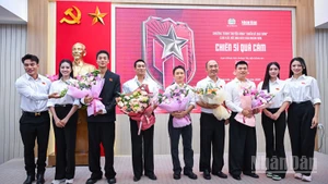 Các nghệ sĩ "Chiến sĩ quả cảm" và Top 3 Hoa hậu Việt Nam giao lưu tại Báo Nhân Dân.