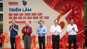 Lễ ra mắt các ấn phẩm, chuyên trang và triển lãm đặc biệt nhân kỷ niệm 100 năm Ngày Báo chí Cách mạng Việt Nam. (Ảnh: SƠN TÙNG)