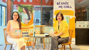 Tác giả Minh Nguyệt (trái) trong buổi ra mắt sách. (Ảnh: HYN Books)