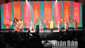 Tiết mục nghệ thuật đặc sắc đêm khai mạc. (Ảnh: ANH ĐÀO)