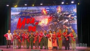 Đoàn làm phim "Mưa đỏ" tại buổi ra mắt.
