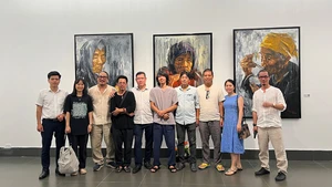 Họa sĩ Phạm Duy Quỳnh chụp ảnh cùng người thân