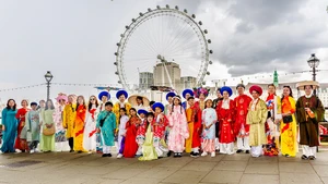 Trình diễn Việt phục trên đường phố London. (Ảnh: Ban Tổ chức)