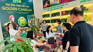 Du khách thăm và mua sắm ở điểm giới thiệu, trưng bày sản phẩm OCOP của Công ty Trách nhiệm hữu hạn Hà Diệp tại thành phố Bắc Kạn. (Ảnh: MINH ĐỢI).