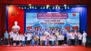 Ban tổ chức tặng xe đạp cho các em học sinh nghèo.