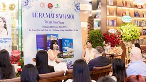 Buổi ra mắt sách của Tina Yuan.