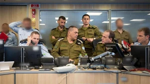 Bức ảnh do Lực lượng Phòng vệ Israel (IDF) công bố ngày 13/6/2025 cho thấy Tổng Tham mưu trưởng IDF, ông Eyal Zamir (ở giữa), đang giám sát các cuộc tấn công của IDF nhằm vào Iran, tại Phòng tình huống của Không quân Israel. (Ảnh: Tân Hoa xã)