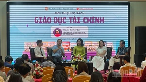 Các diễn giả chia sẻ về bộ sách. 