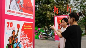 Triển lãm tranh cổ động tấm lớn về Điện Biên Phủ tại Phú Thọ. (Ảnh: NDĐT)