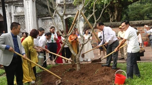 Các đại biểu trồng cây lưu niệm tại Văn Miếu - Quốc Tử Giám. (Ảnh: Ban tổ chức)