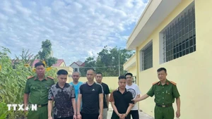 Nhóm đối tượng bị bắt giữ. (Ảnh: TTXVN)