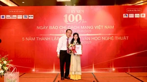 Nhà văn, nhà báo Hoàng Dự - Tổng Biên tập Thời báo Văn học Nghệ thuật trao giải Nhất cho tác giả Mầu Tuệ An.