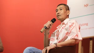 Họa sĩ Lê Thiết Cương tại buổi ra mắt sách “Trò chuyện với hội họa”. (Ảnh: Ban tổ chức)