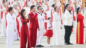 Ca sĩ Hoàng Bách (thứ 4 từ trái sang) tại tiết mục nghệ thuật trong lễ diễu binh, diễu hành mừng Quốc khánh 2/9. (Ảnh: NVCC)