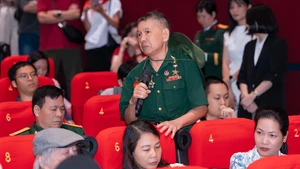 Cựu chiến binh Nguyễn Văn Hợi nghẹn ngào nói về đồng đội mình ở Thành cổ. (Ảnh: Galaxy Studio)