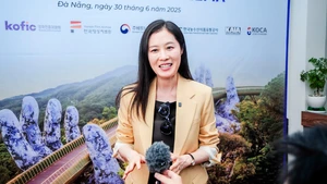 Nữ diễn viên Moon So Ri trao đổi với báo chí tại buổi chiếu khai mạc Tiêu điểm điện ảnh Hàn Quốc.