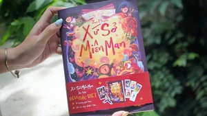 Cuốn "Xứ sở Miên Man" bản đặc biệt. (Ảnh: FAHASA)