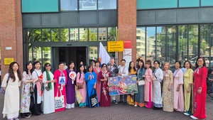 Hành trình nhằm tri ân chính quyền và nhân dân thành phố Amsterdam, kỷ niệm 40 năm thành lập trường THPT Hà Nội – Amsterdam. (Ảnh: Ban tổ chức)